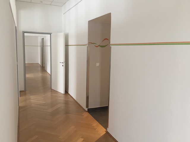 Umsetzung der Corporate Identity im Korridor: Farbige Linien verbinden die Büros Foto: creativeeyes.at
